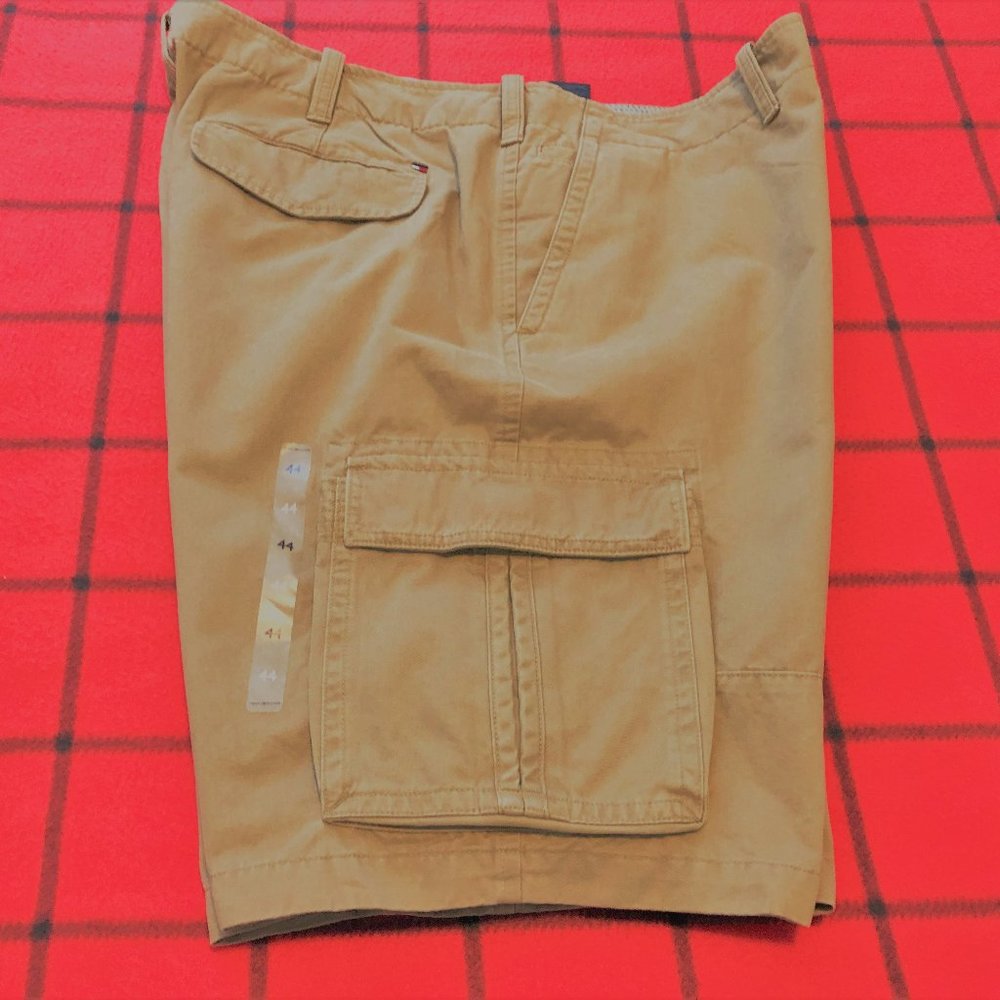 NWT Tommy Hilfiger Men 44 Khaki Chino Cargo Shorts